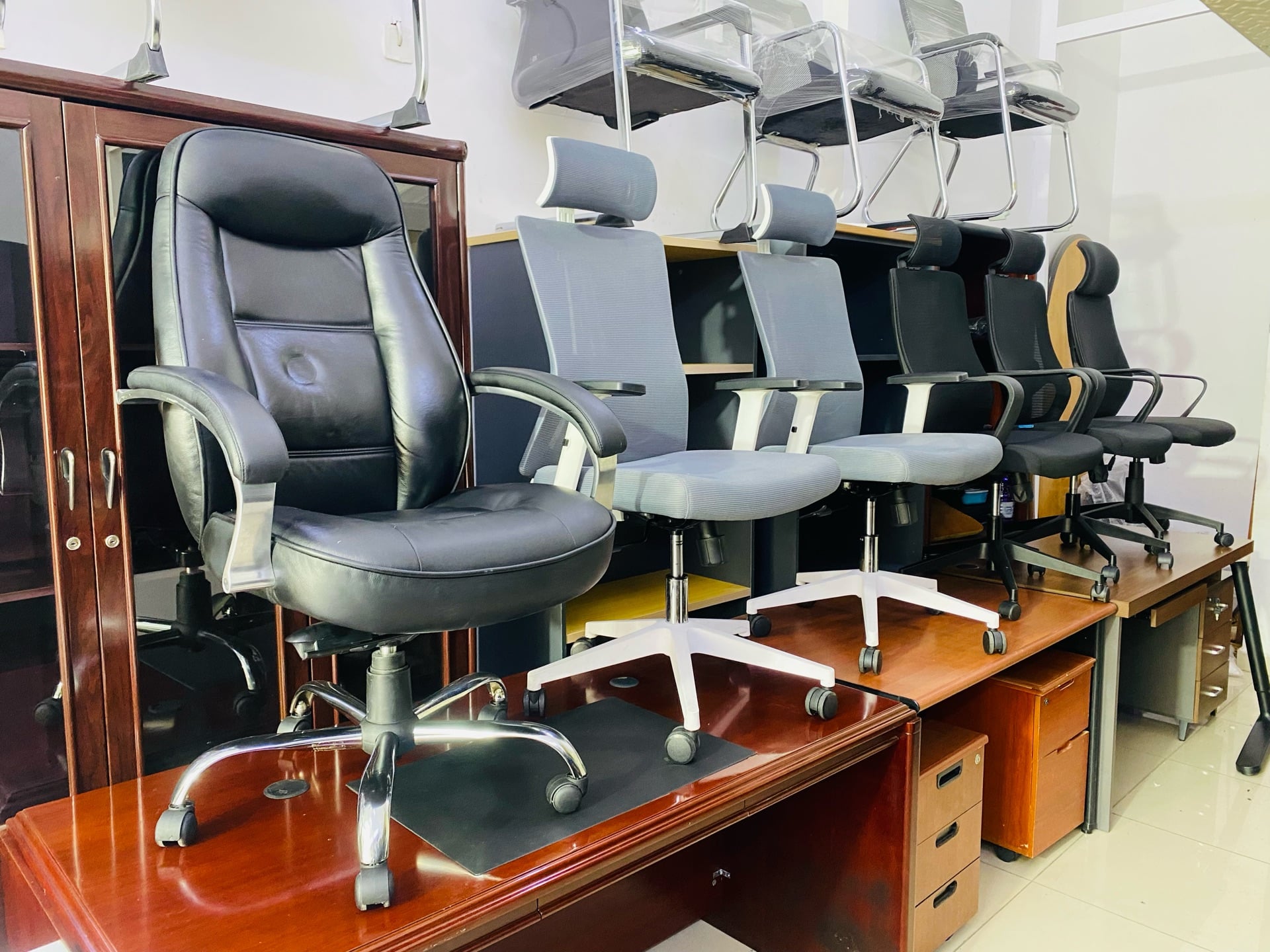 Used office furniture selling-74456895 - Image 7