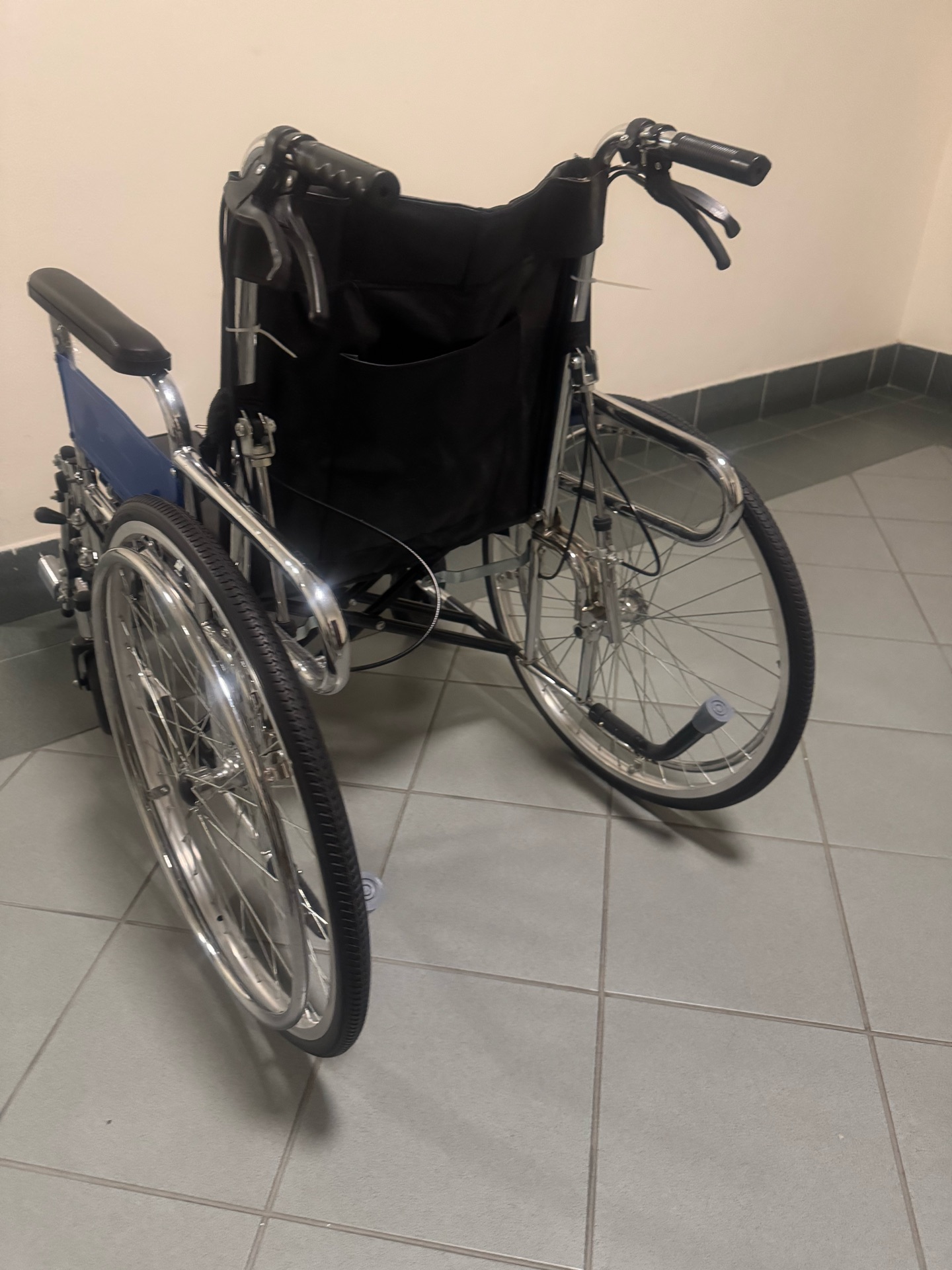 Medical wheelchair  - Image 8