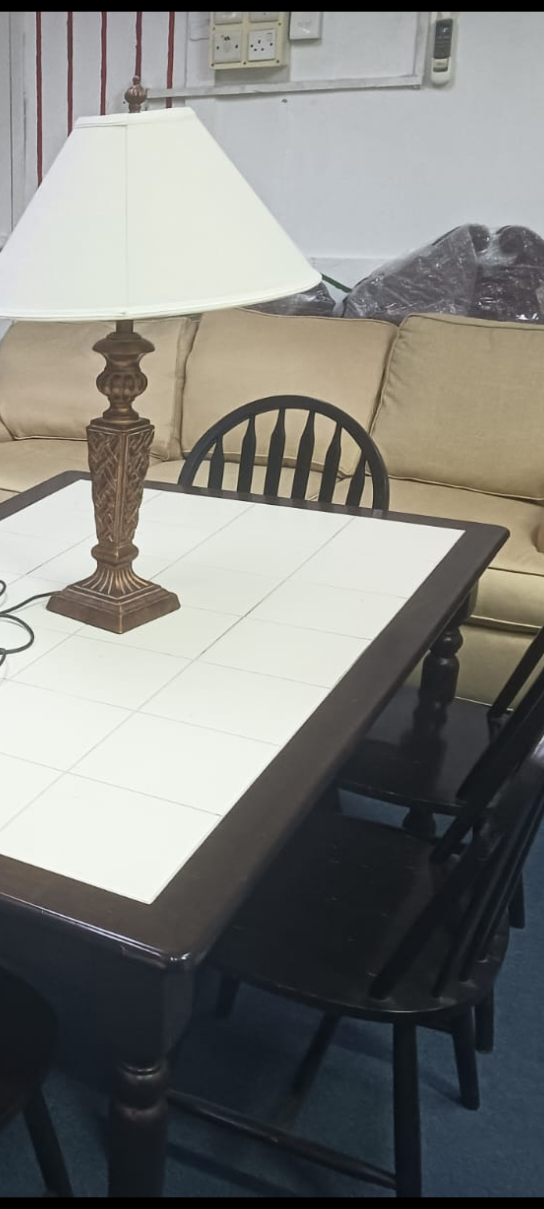 طاولة طعام قوية مع سطح من الرخام وخمس كراسي - Image 3