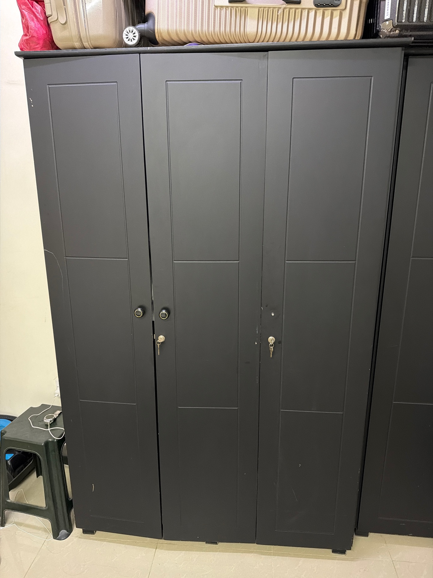 Cabinet 3 doors 250qr Cabinet 2 doors 150qar - Image 3