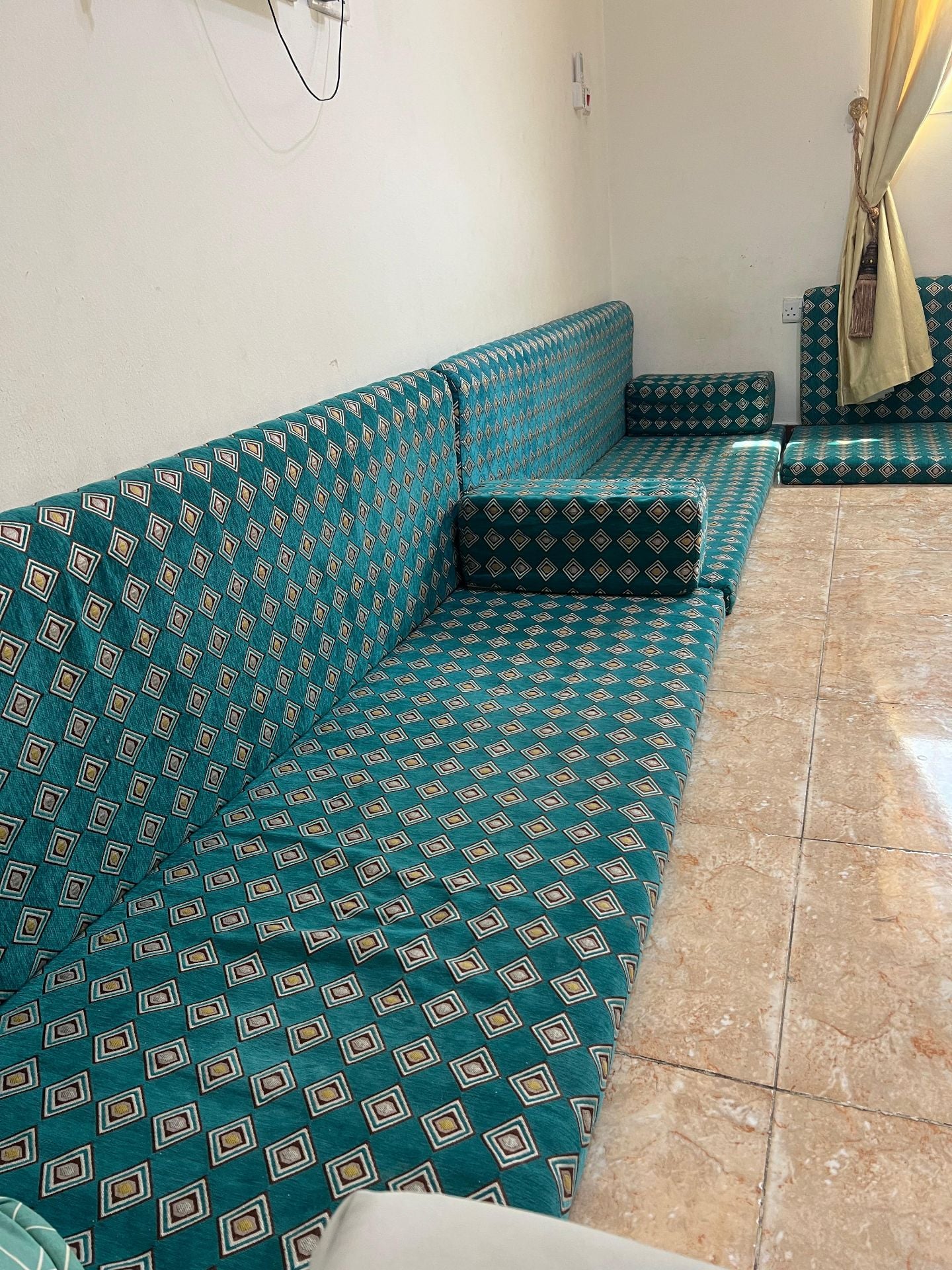 كنبة عربية للبيع بحالة ممتازة - Image 7