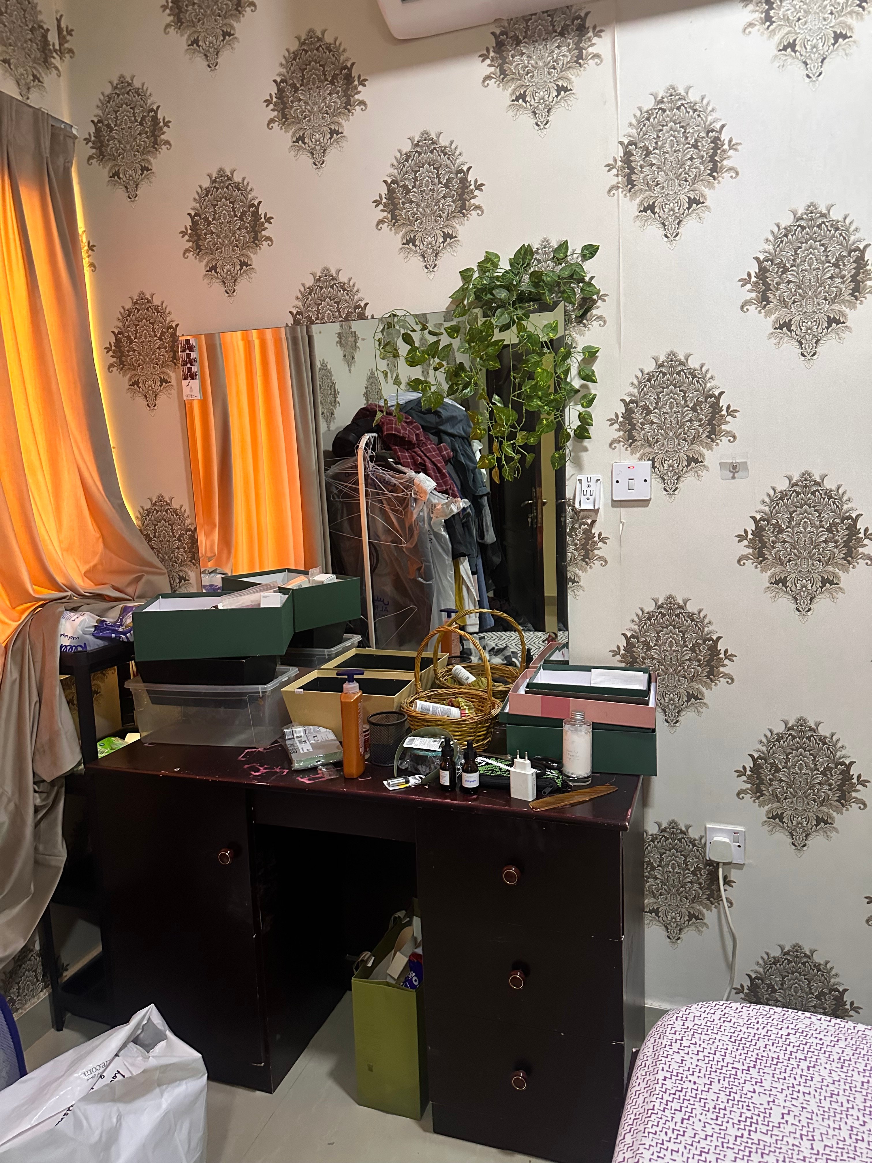 DRESSING TABLE WITH MIRROR - Image 2