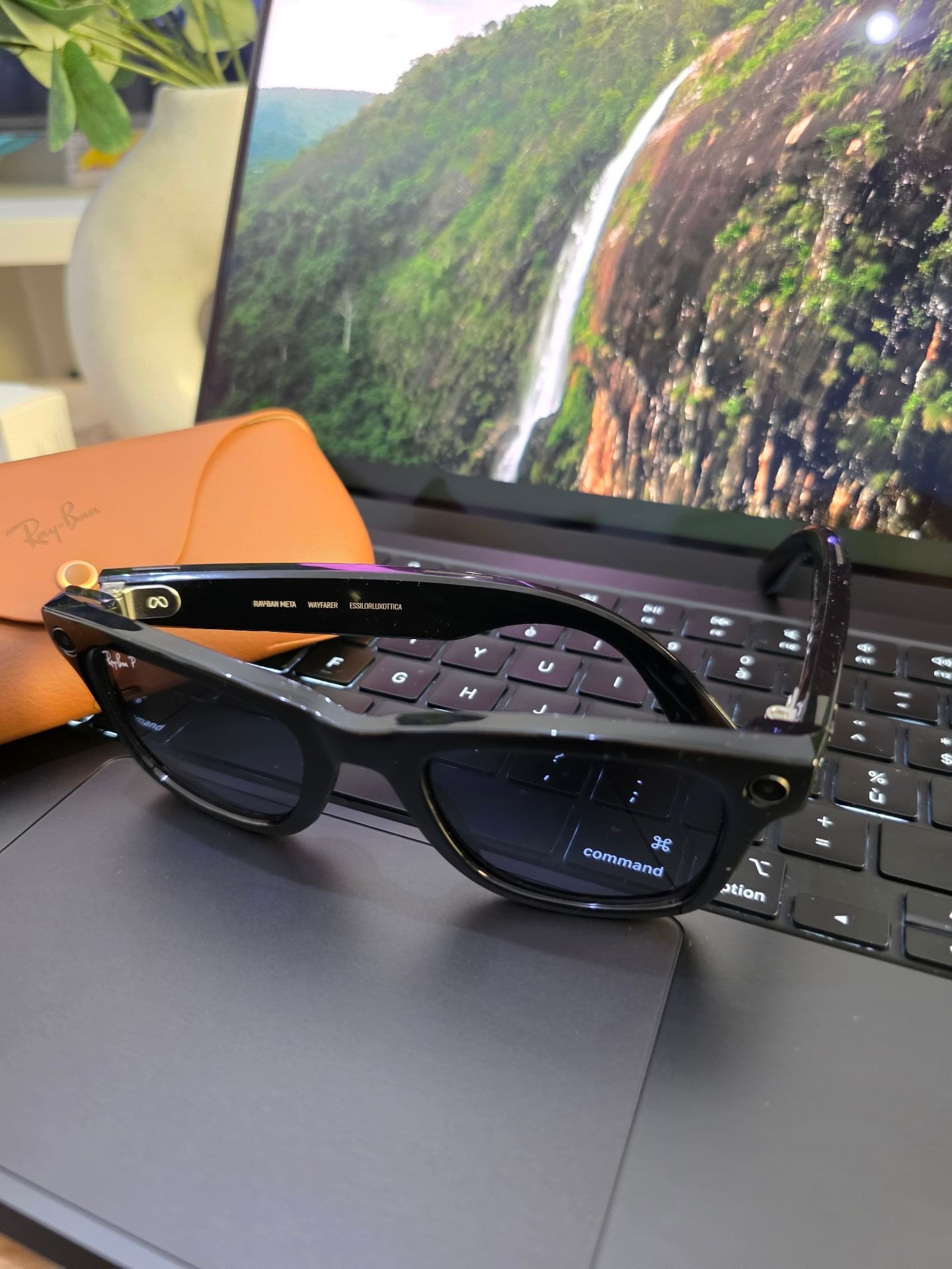 Ray ban Wayfarer Smart Glasses Matte Black with Graphite Gradient lenses
- Image 1