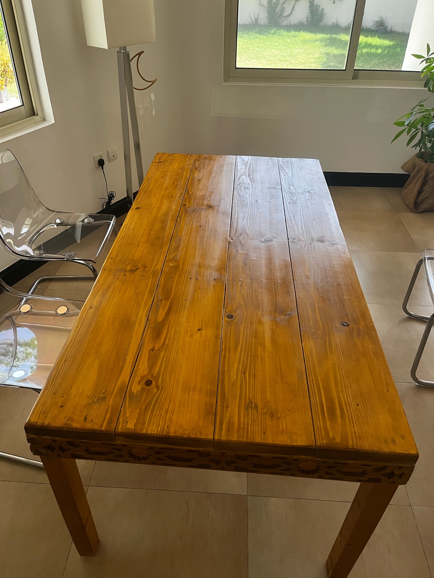 Dinning table. - Image 1