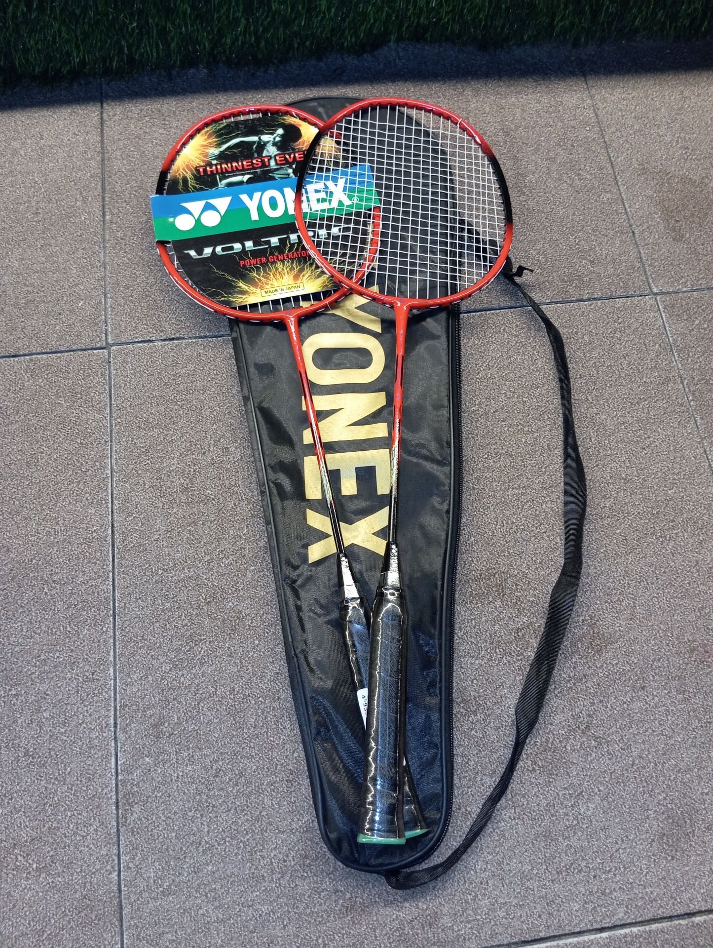 Yonex Badminton Racket 2pcs set مجموعة مضارب تنس الريشة من يونيكس (قطعتان) - Image 2