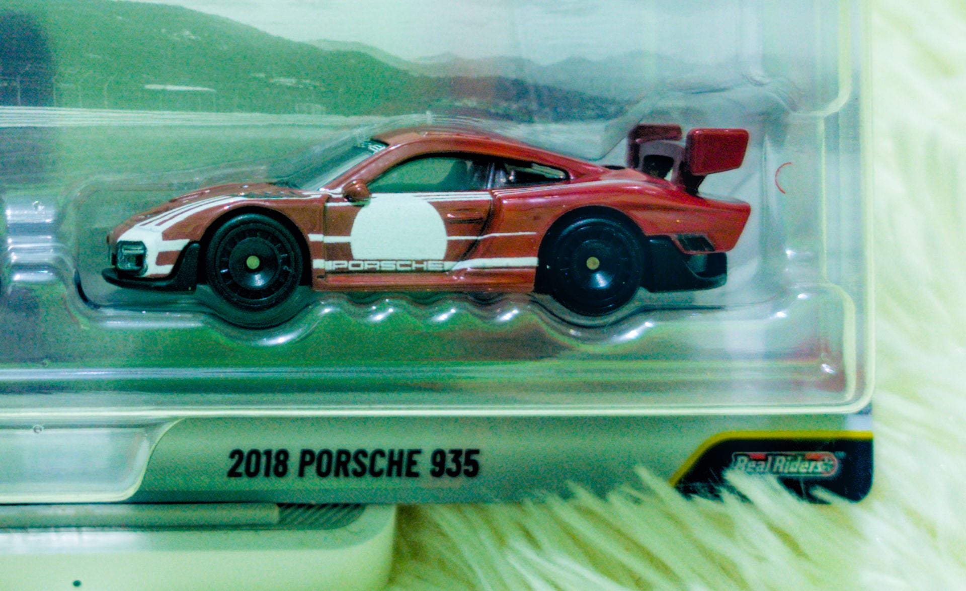 Hot Wheels Premium Car Culture 2-Pack Porsche 935 and 2 - Image 2