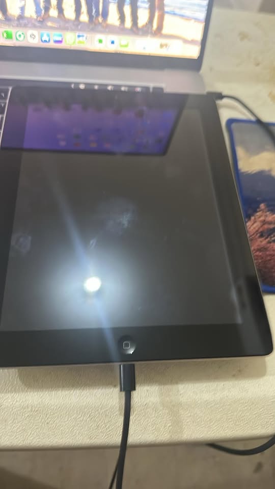 For Sale -iPad 4, 64 GB, With SIM card Support - Image 3