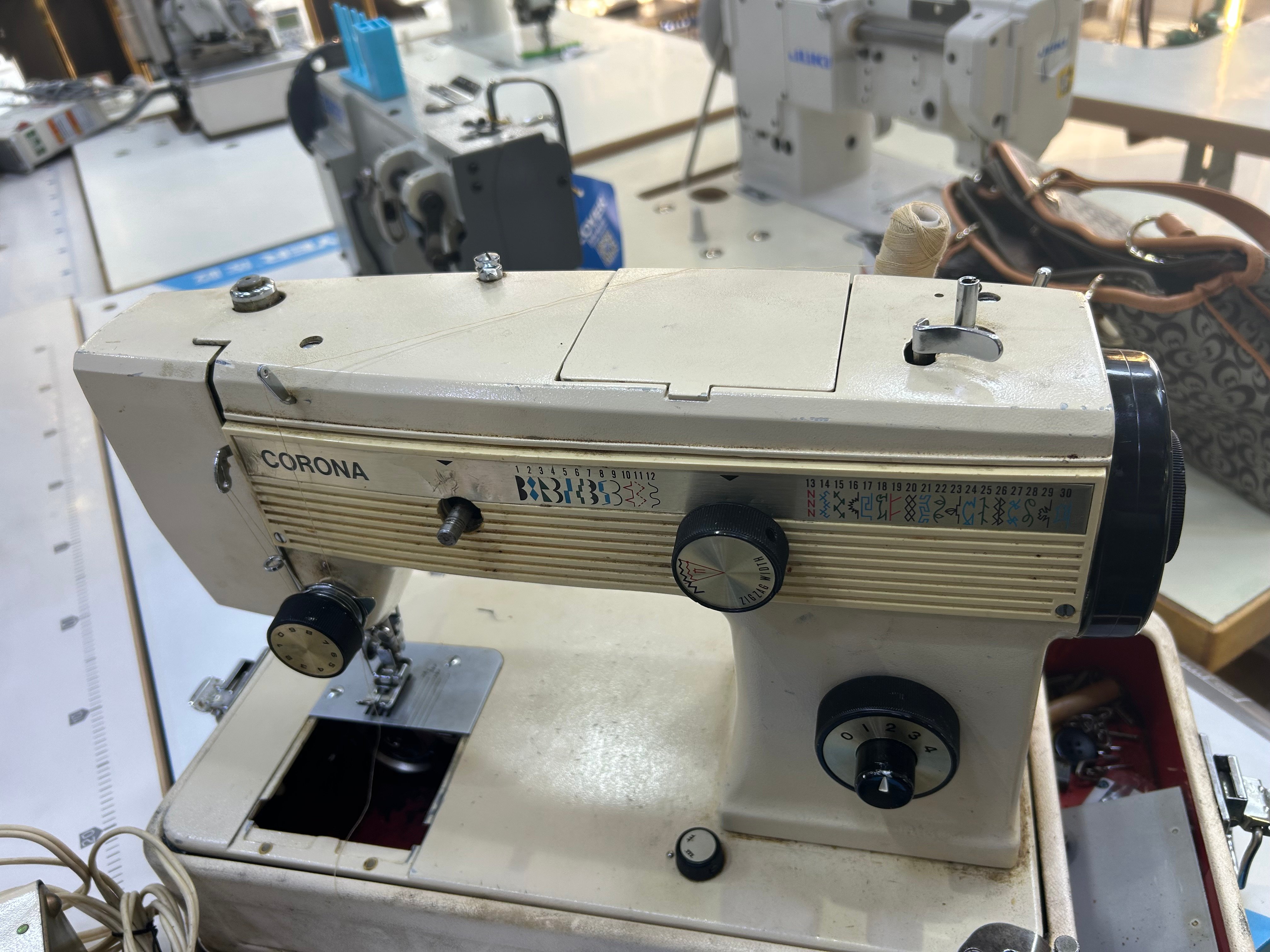 Heavy duty sewing machine - Image 1