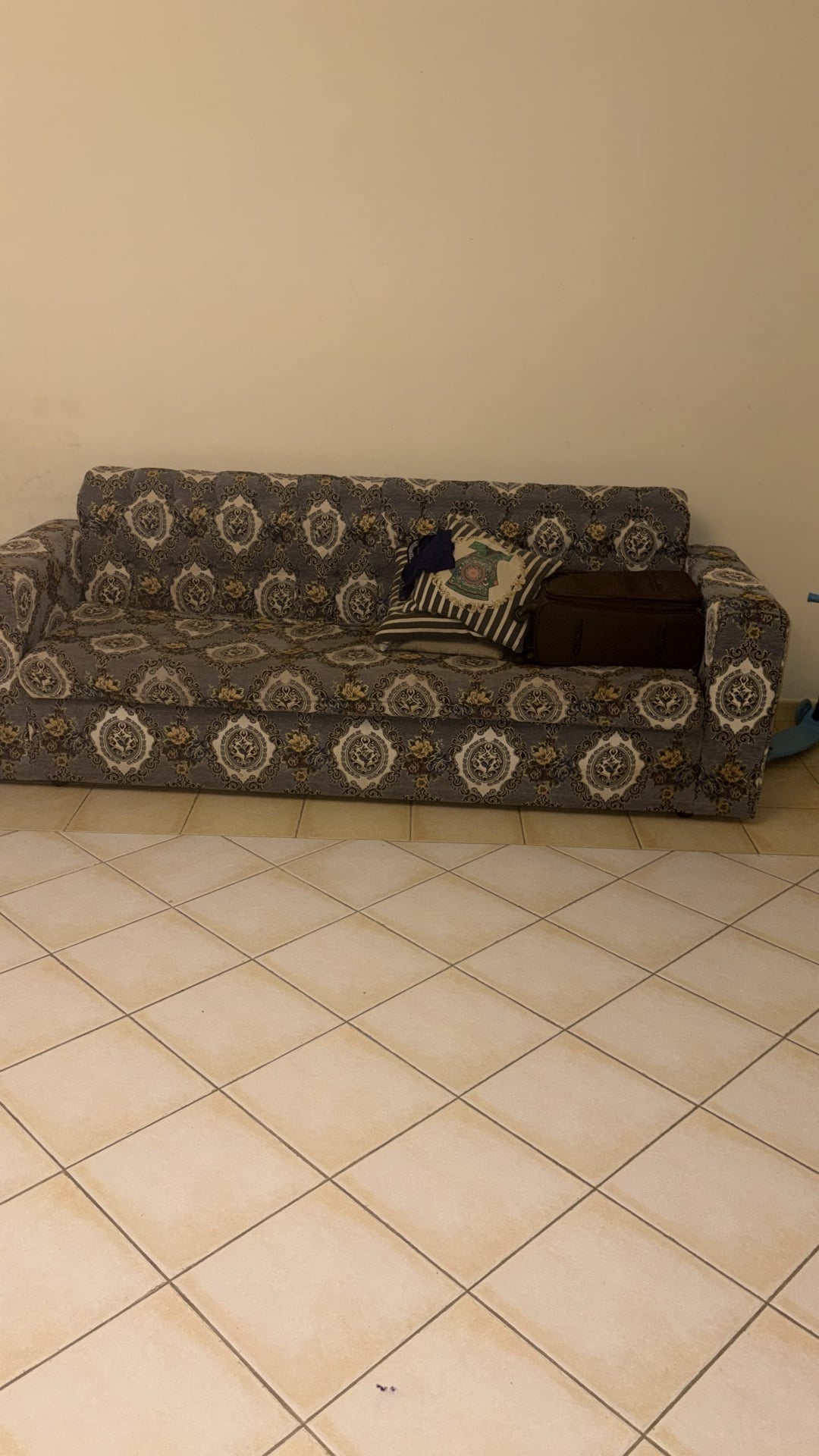 Urgent sale of bed set, sofa and table moving from Qatar - Image 2