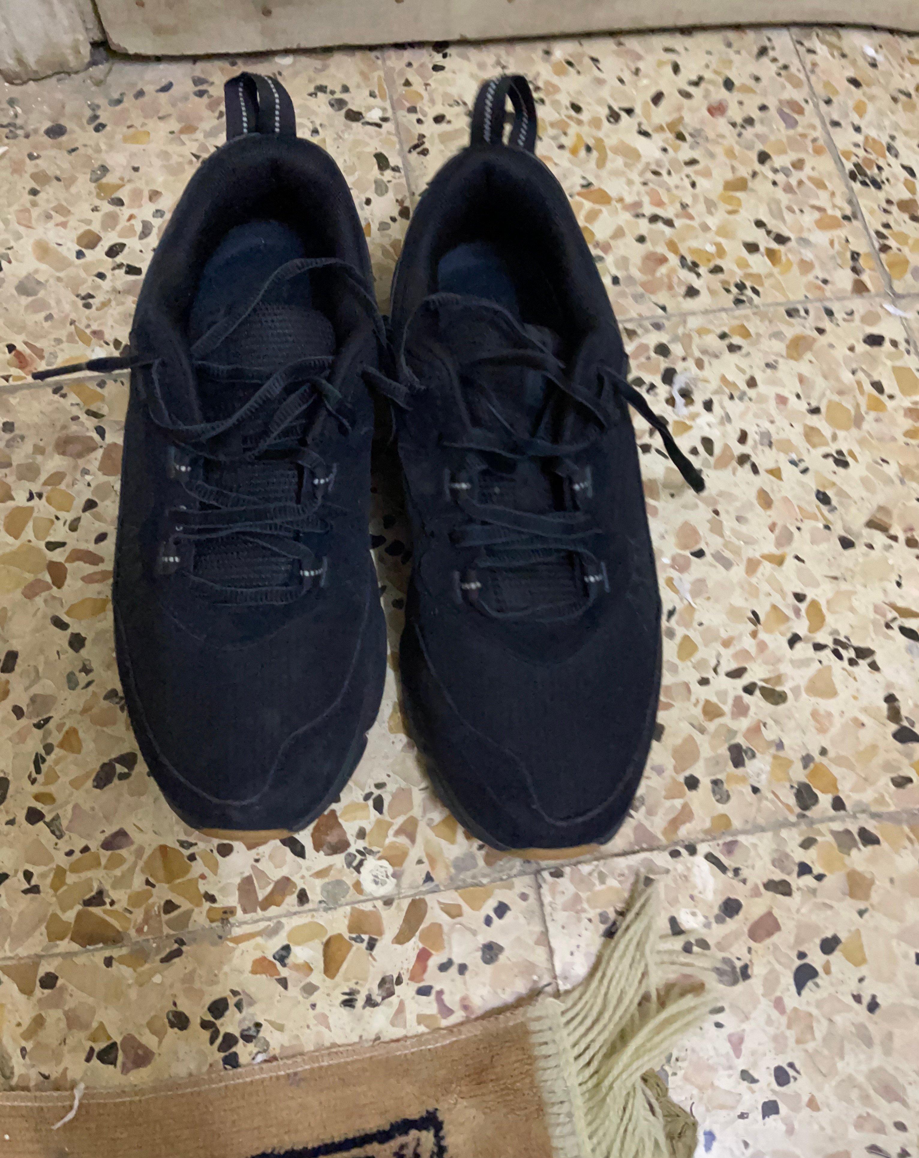 Used shoes for sale with good conditions - Image 1