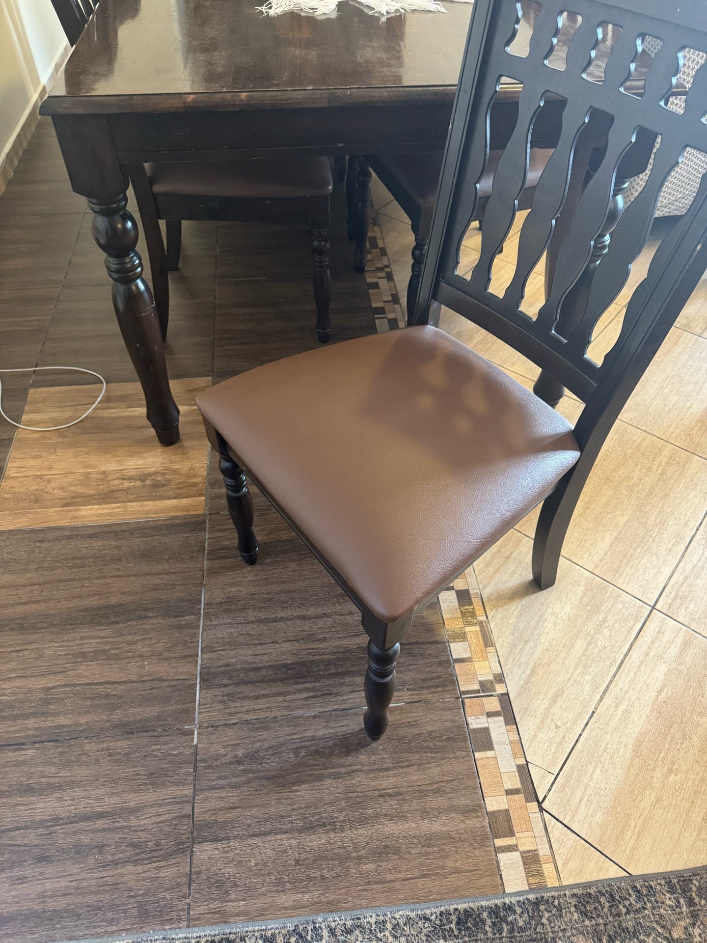 Dinning table with 8 chairs . Solid wood طاولة طعام مع ٨ كراسي - Image 4