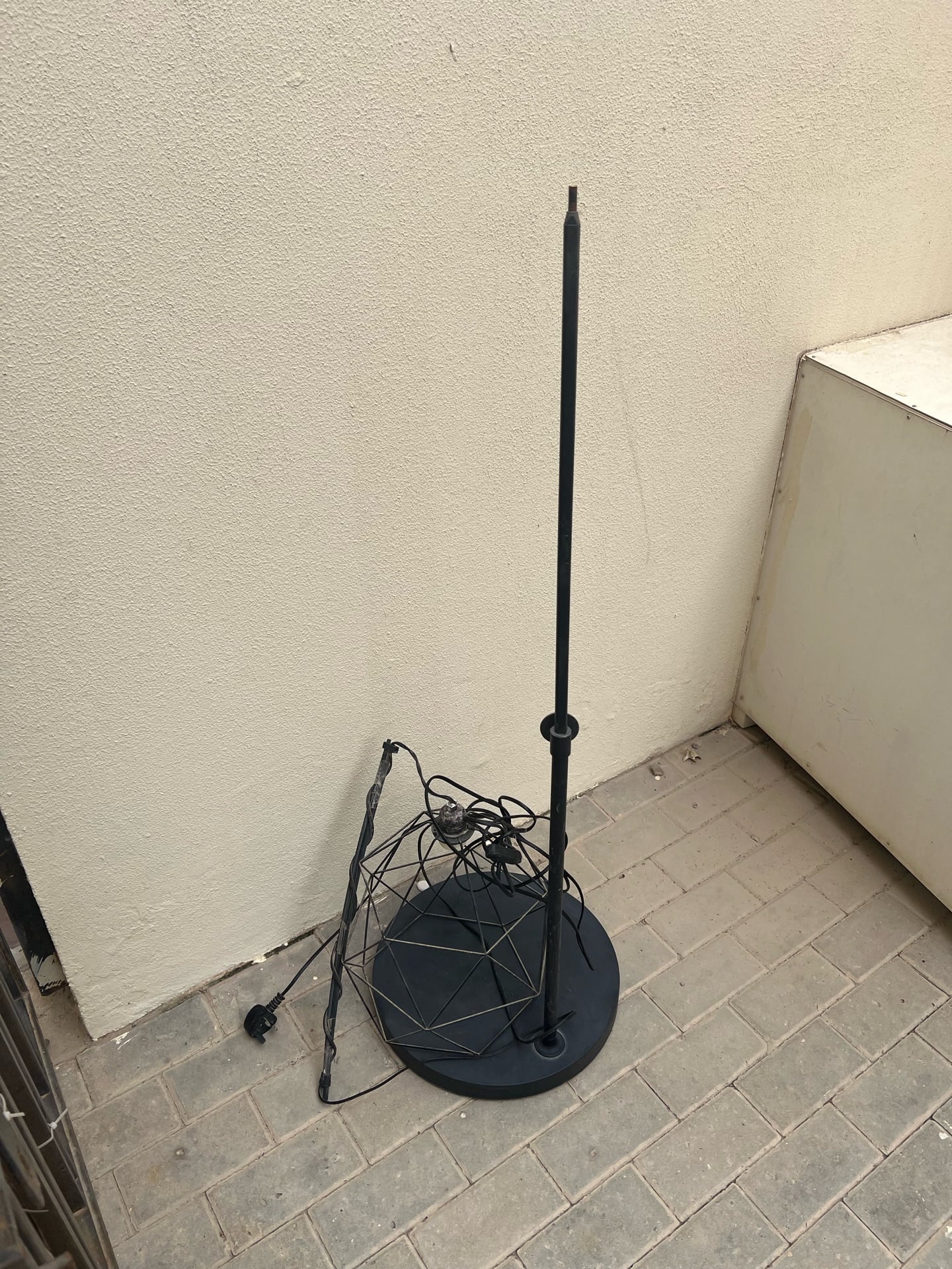 Free floor lamp - Image 4