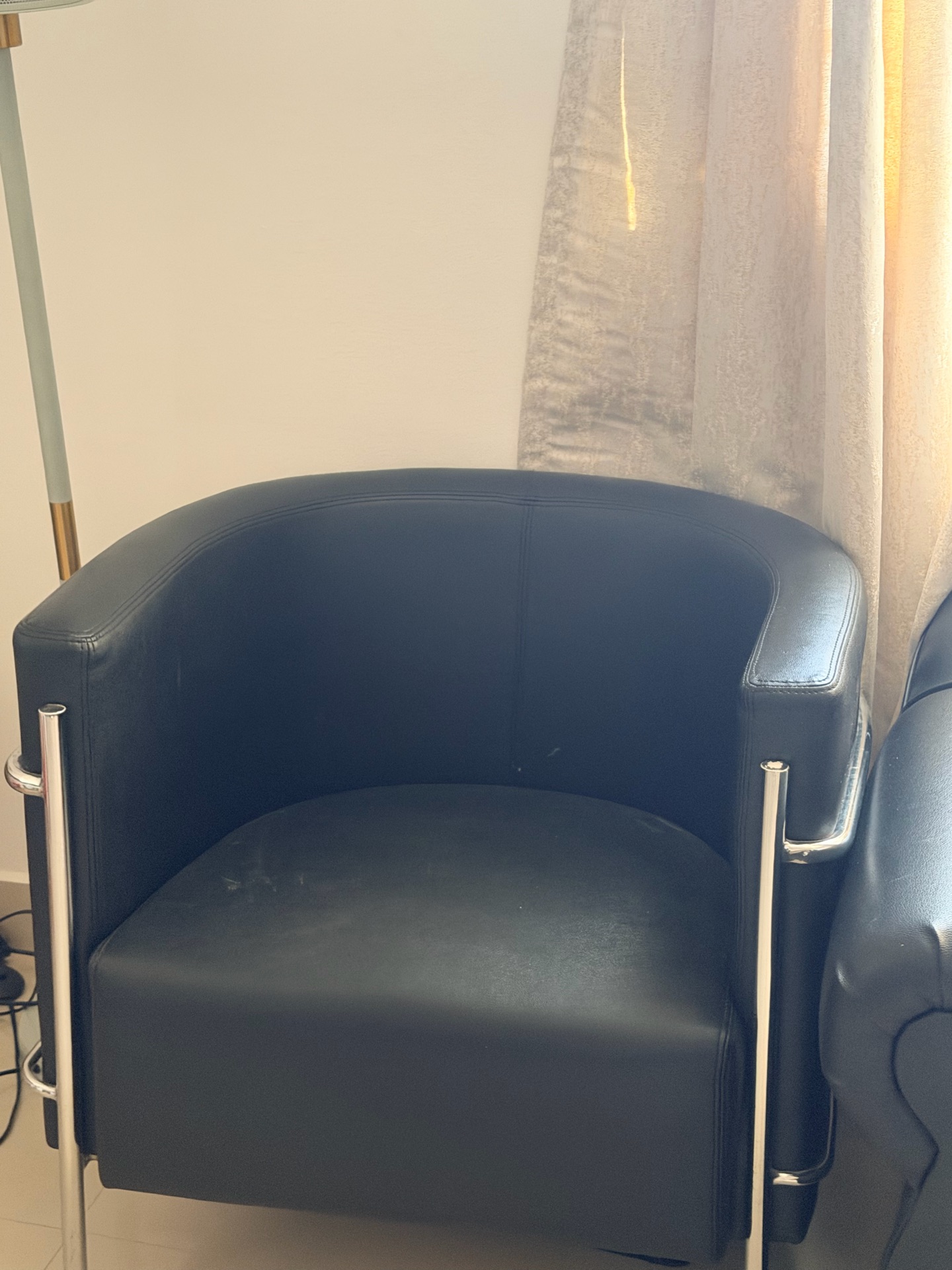Black leather sofa - Image 1