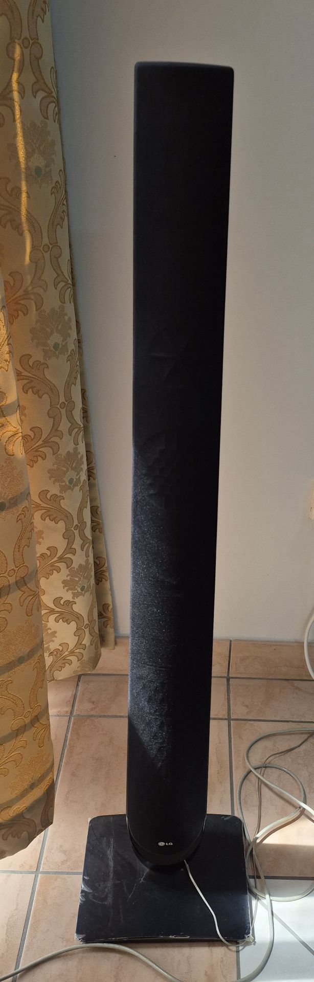 LG Home Theater System with DVD Player - Image 4