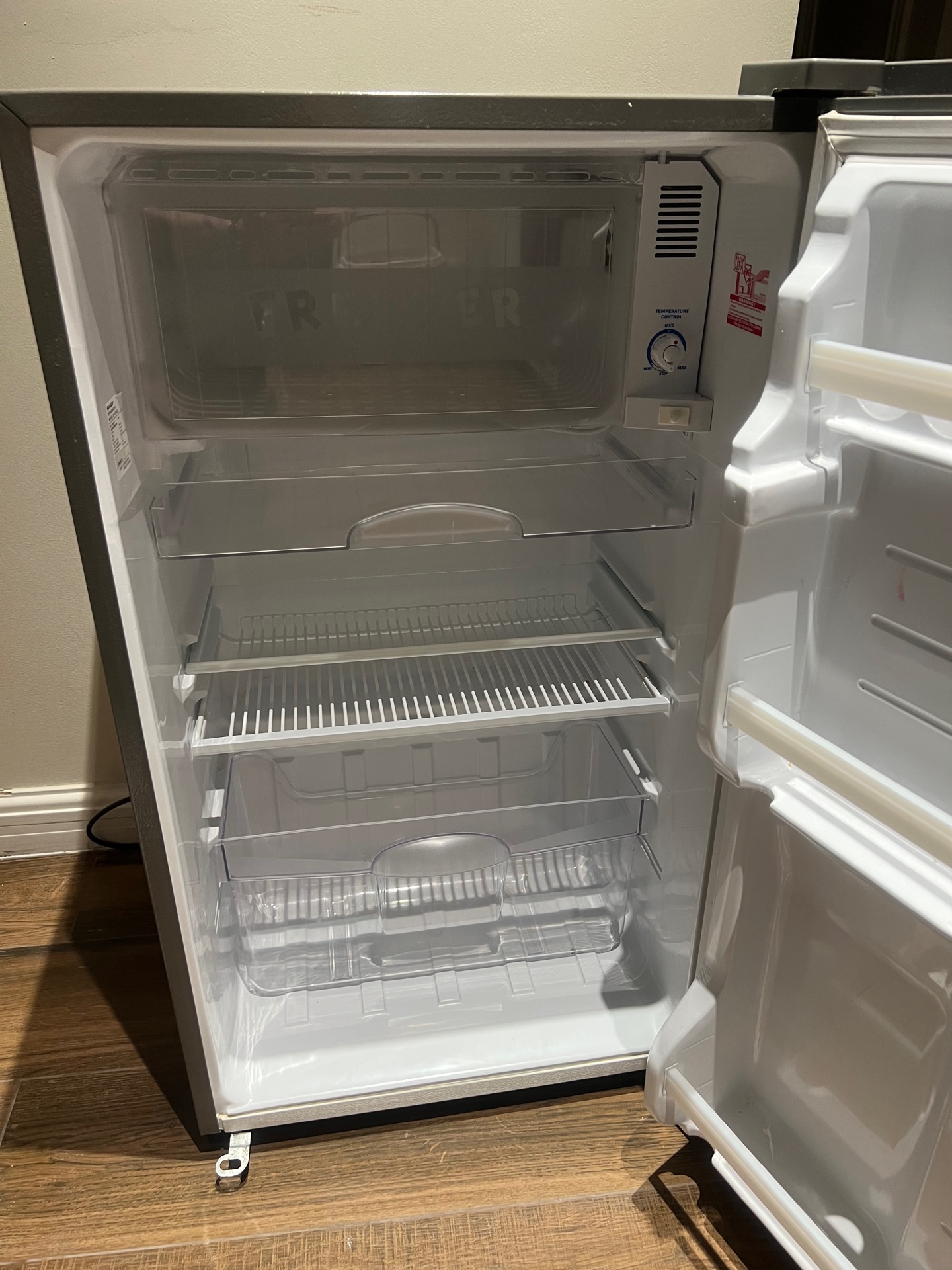 Sharp Refrigerator and freezer - Image 3