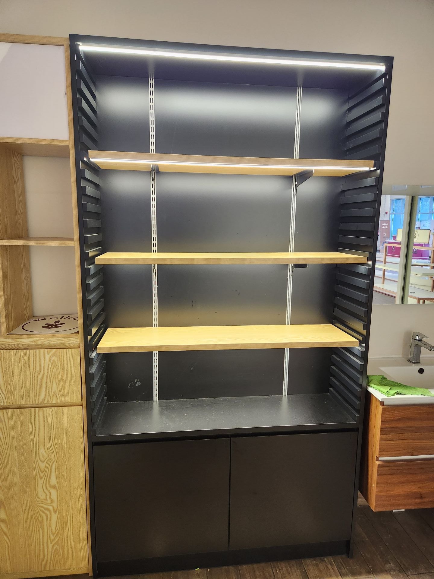 Premium Commercial Shop Furniture for Sale (Modern Design with LED Lighting) - Image 6