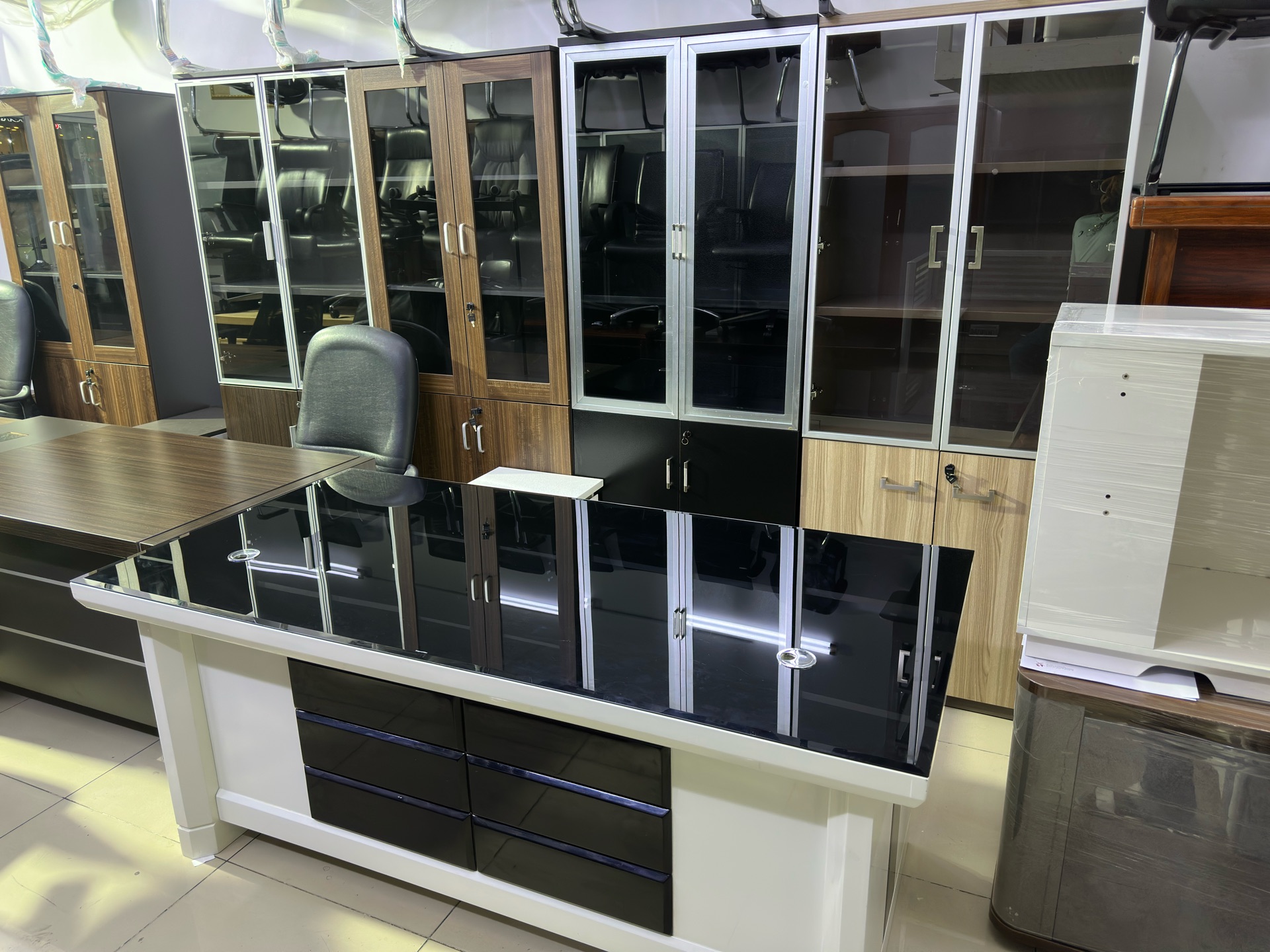 Used Desk/Chairs/Workstation/Meeting/Reception table for Sell Call — 33087737 - Image 9