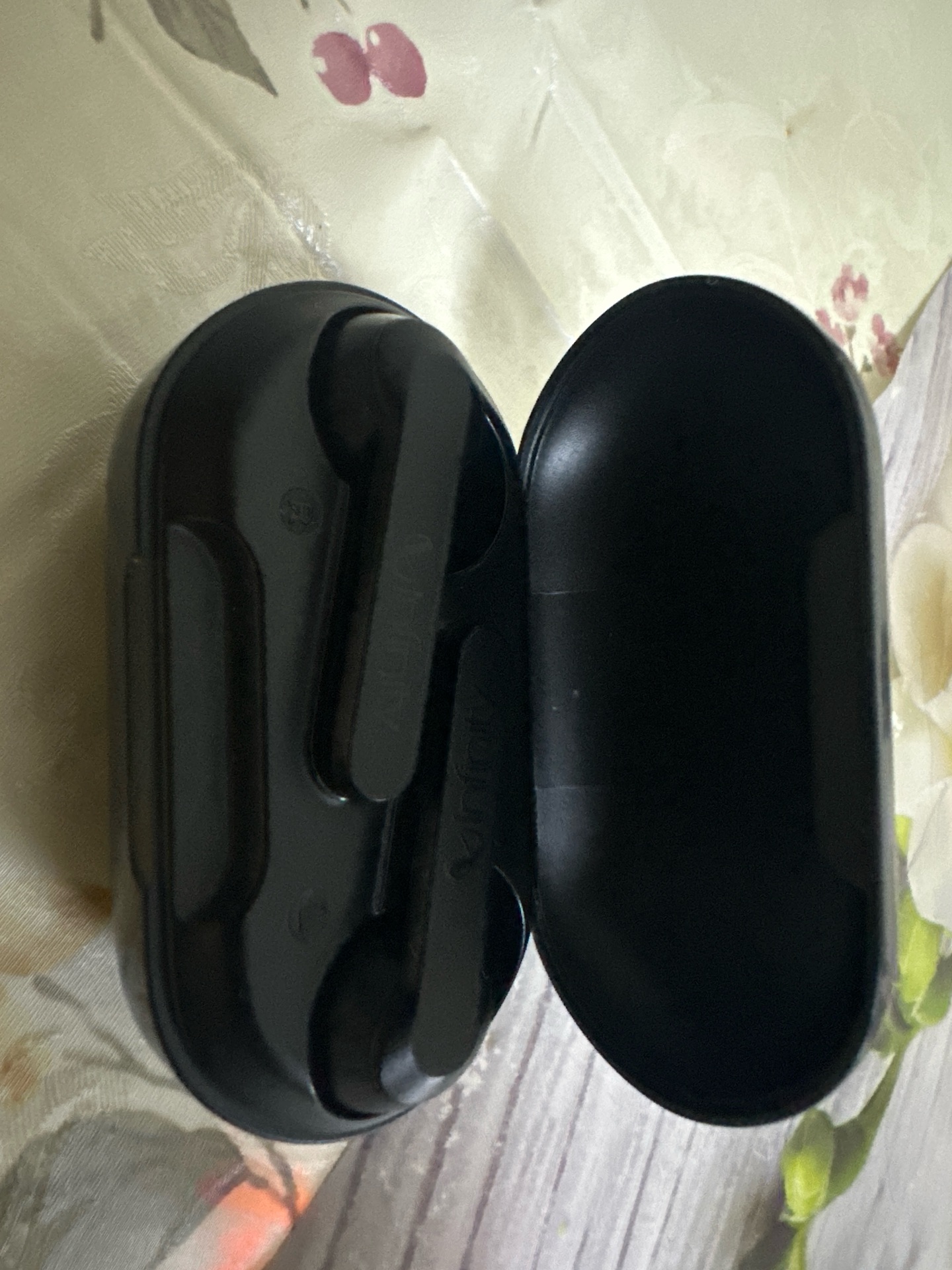 Harman ear buds in very sound condition with excellent battery - Image 1