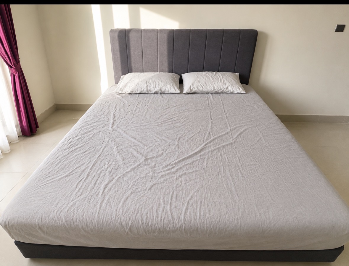 Bed with a mattress  - Image 2