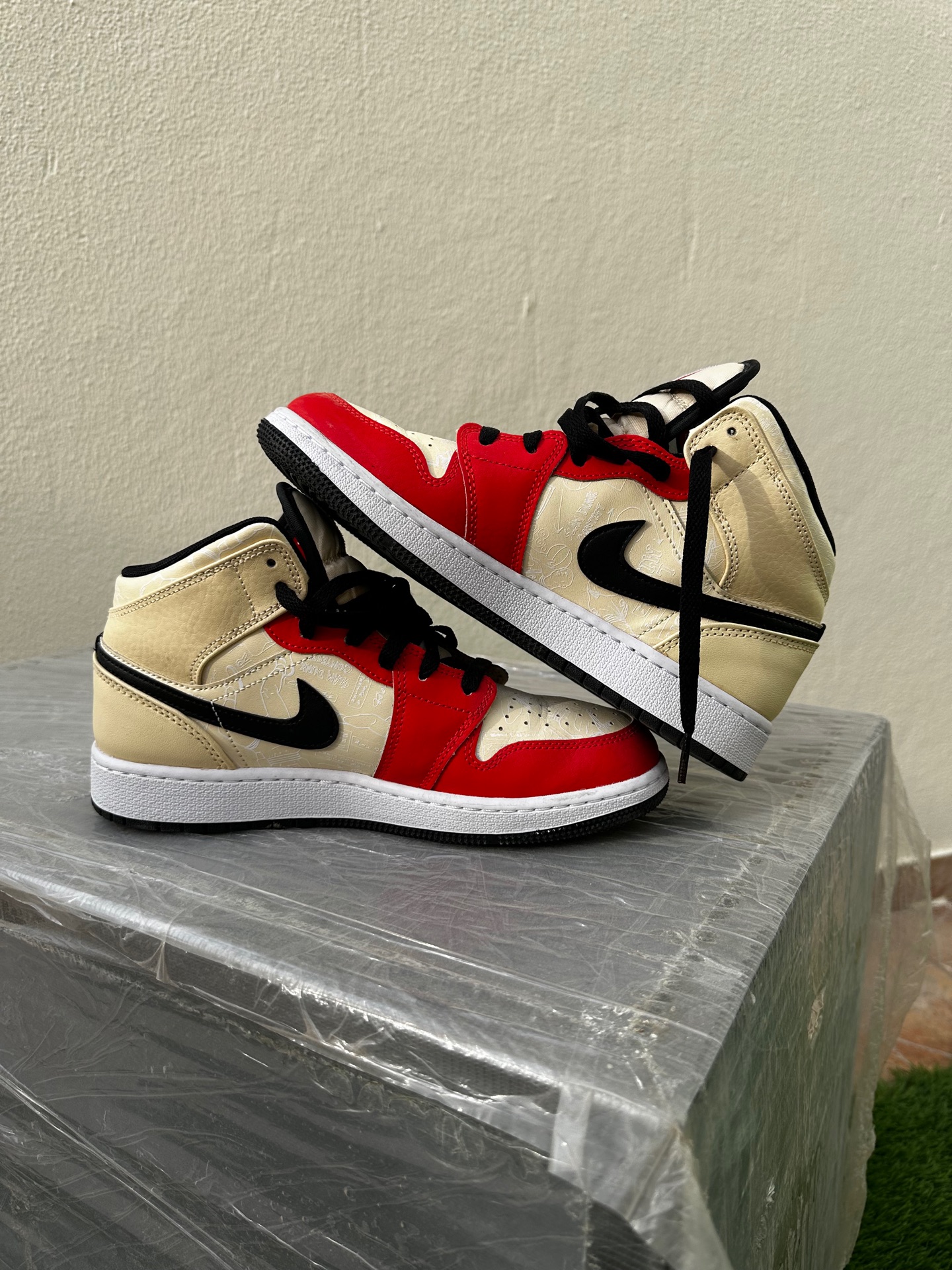 Air Jordan 1 Highs Special Edition  - Image 5