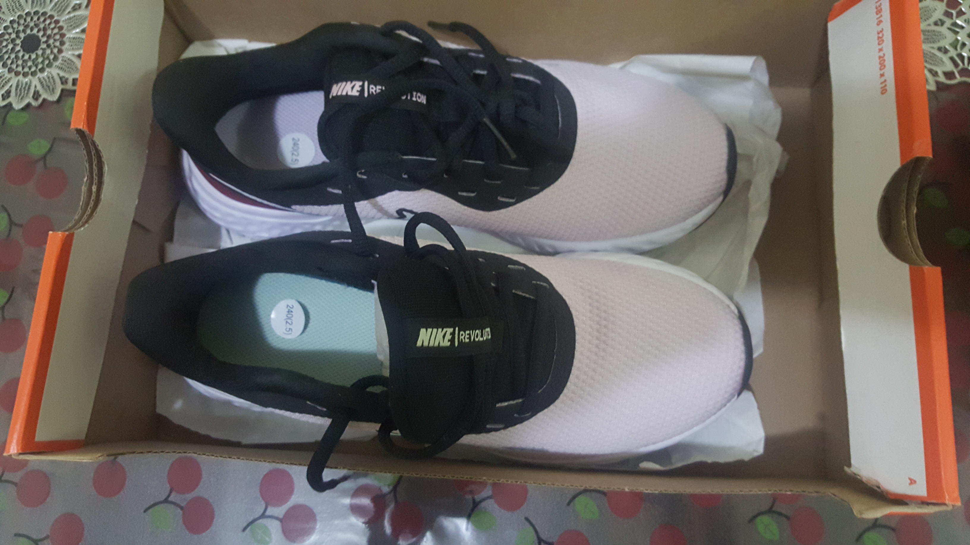 YEEZY BOOST SHOE FOR SALE - Image 3