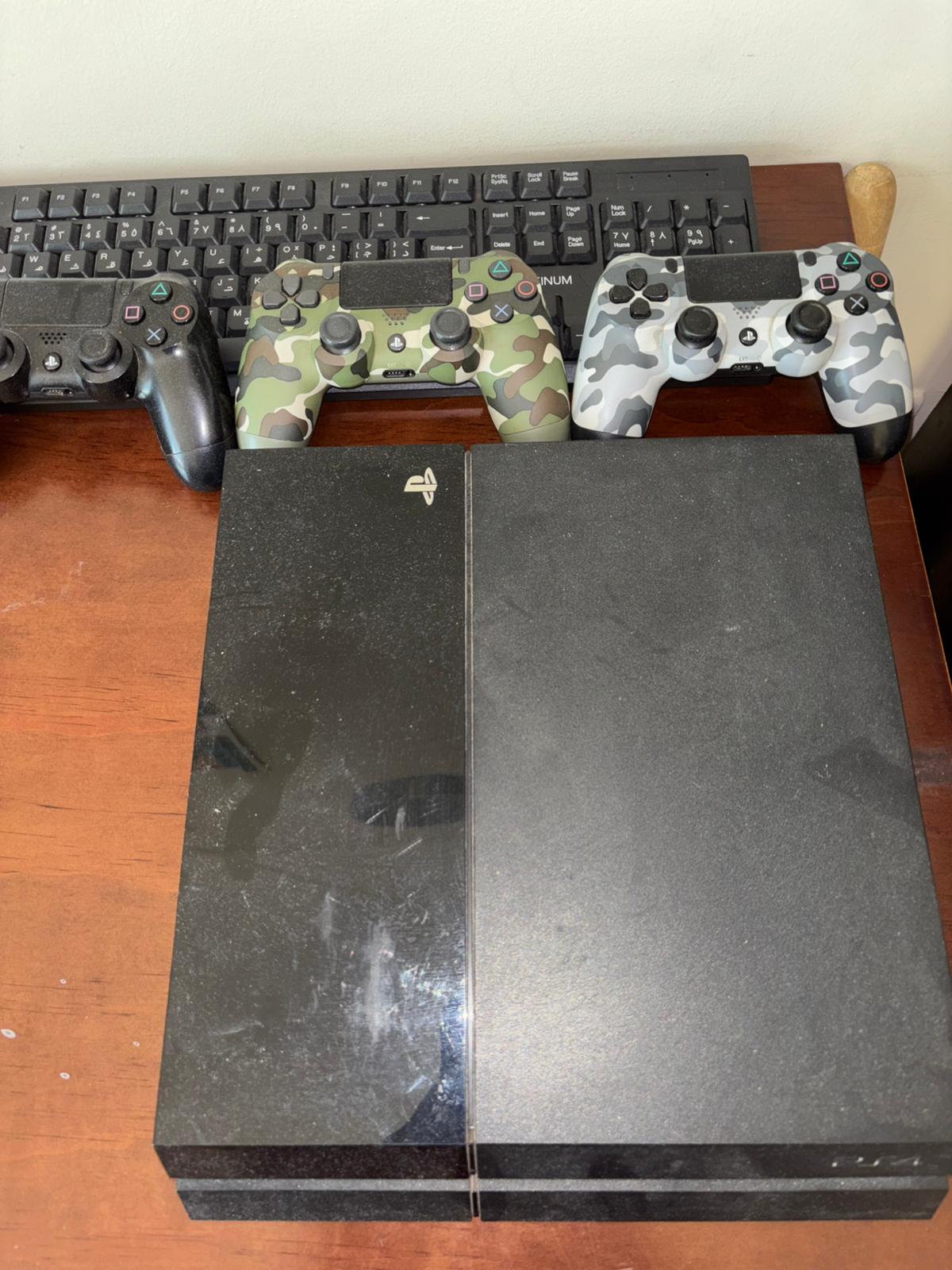 PS4 WITH 3 CONTROLLERS - Image 4