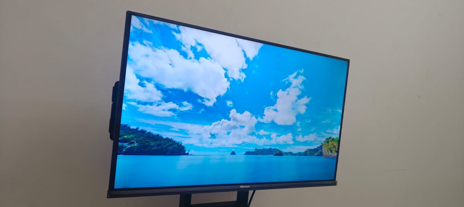 Hisence  vidaa 32 inch smart 4k with wall bracket - Image 3
