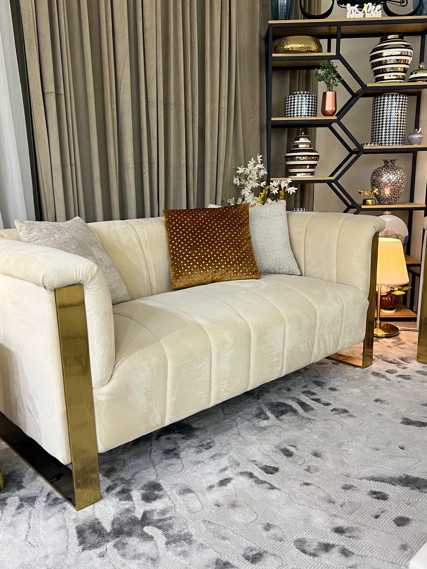 For sale midas brand complete sofa set with table  - Image 9