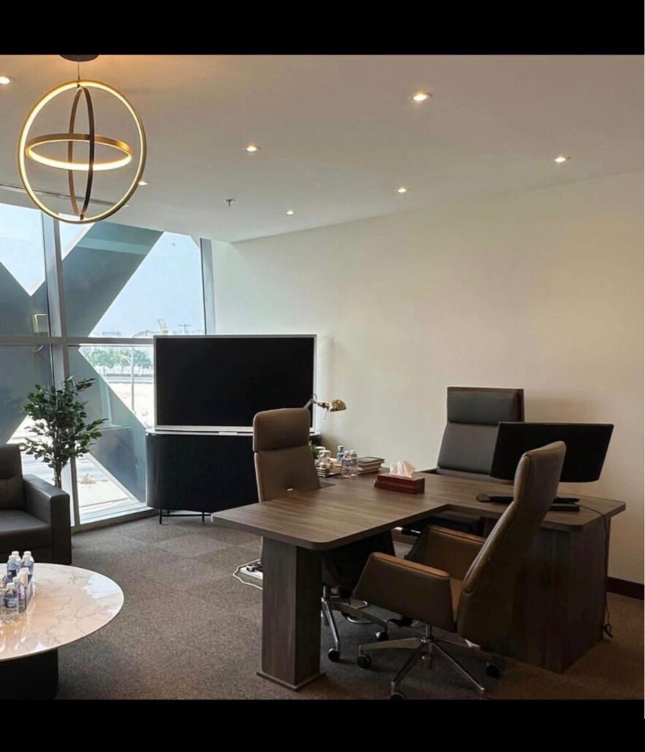 Leaving sale luxury desk and chair - Image 1