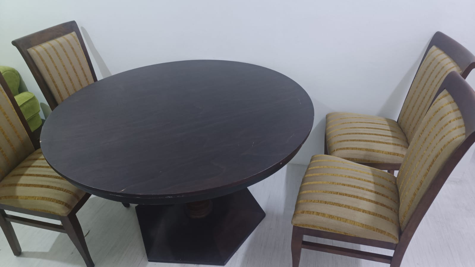 ✨ ROUND WOODEN DINING TABLE WITH CHAIR FOR SALE - Image 3