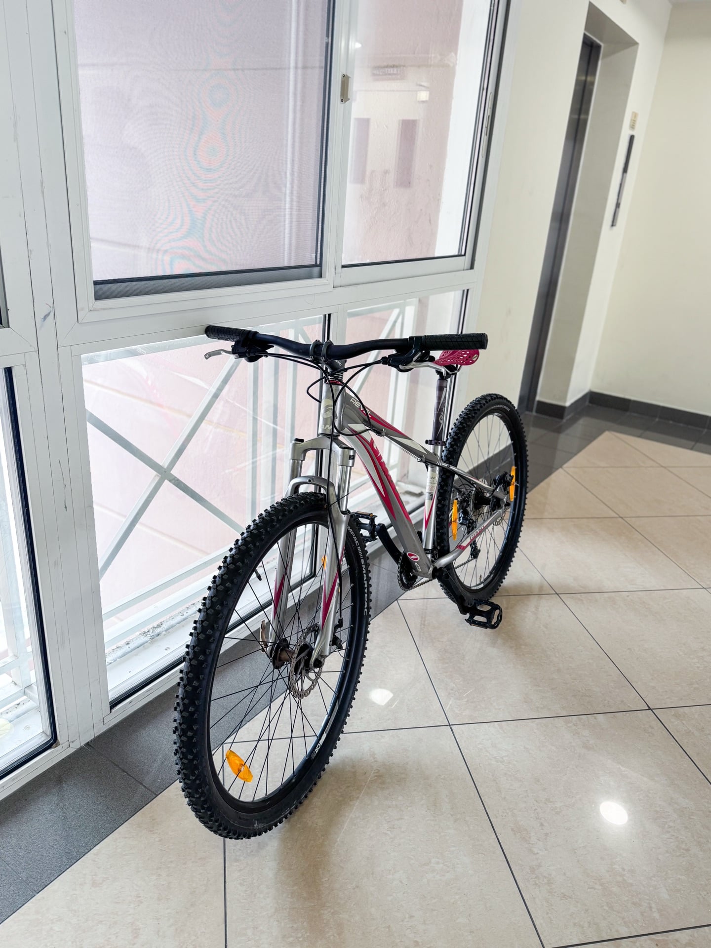 29 Giant Revel MTB - Image 2