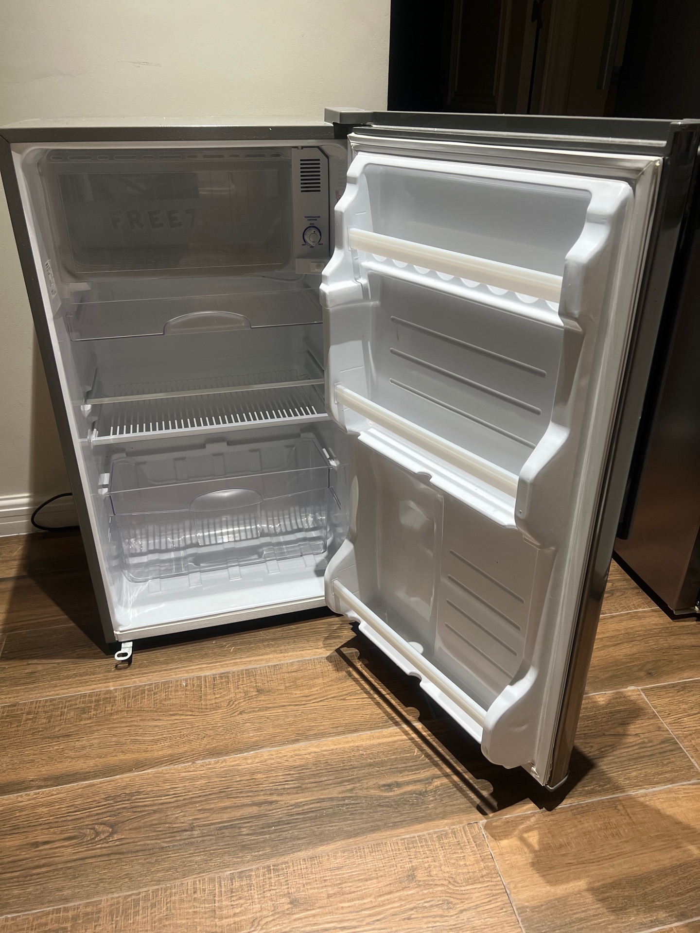 Sharp Refrigerator and freezer - Image 4