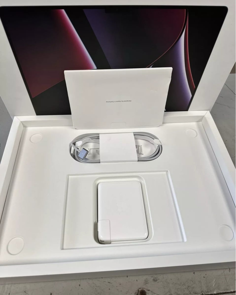 New MacBook 140 watt adapter - Image 1