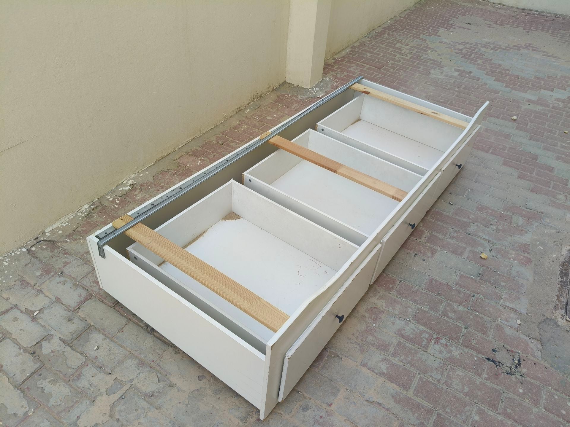 Single bed with storage underneath  - Image 3