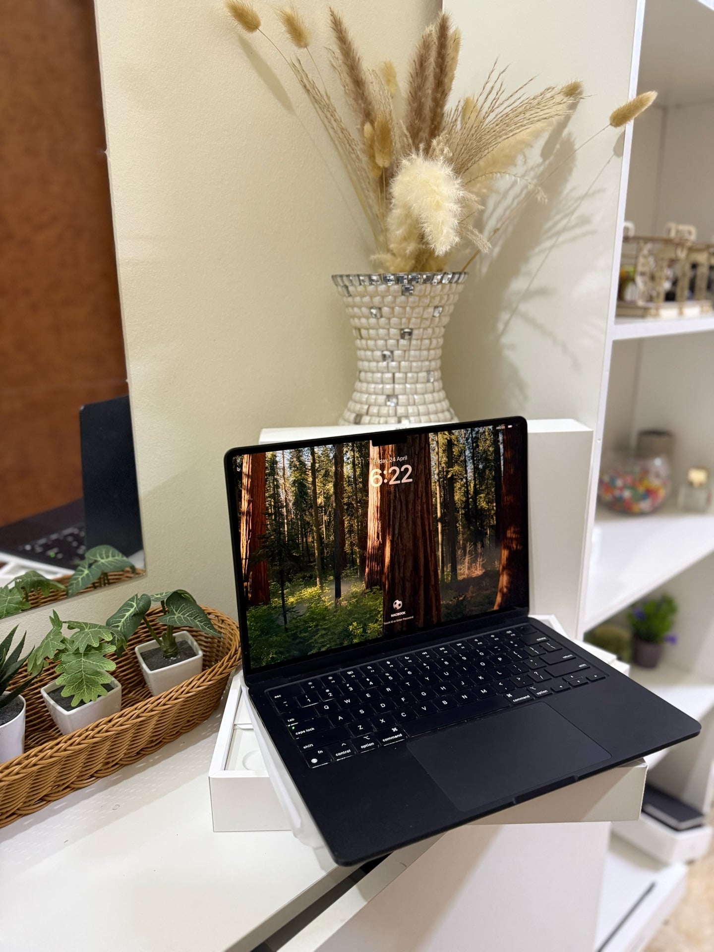 Apple Macbook Air M2 256GB - Image 1