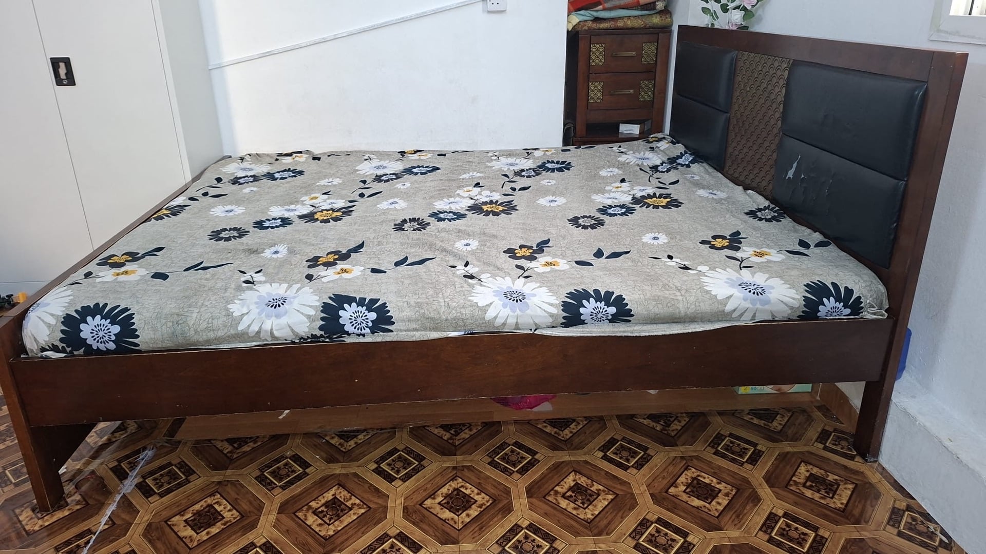 Queen size bed - Moving sale - Image 3