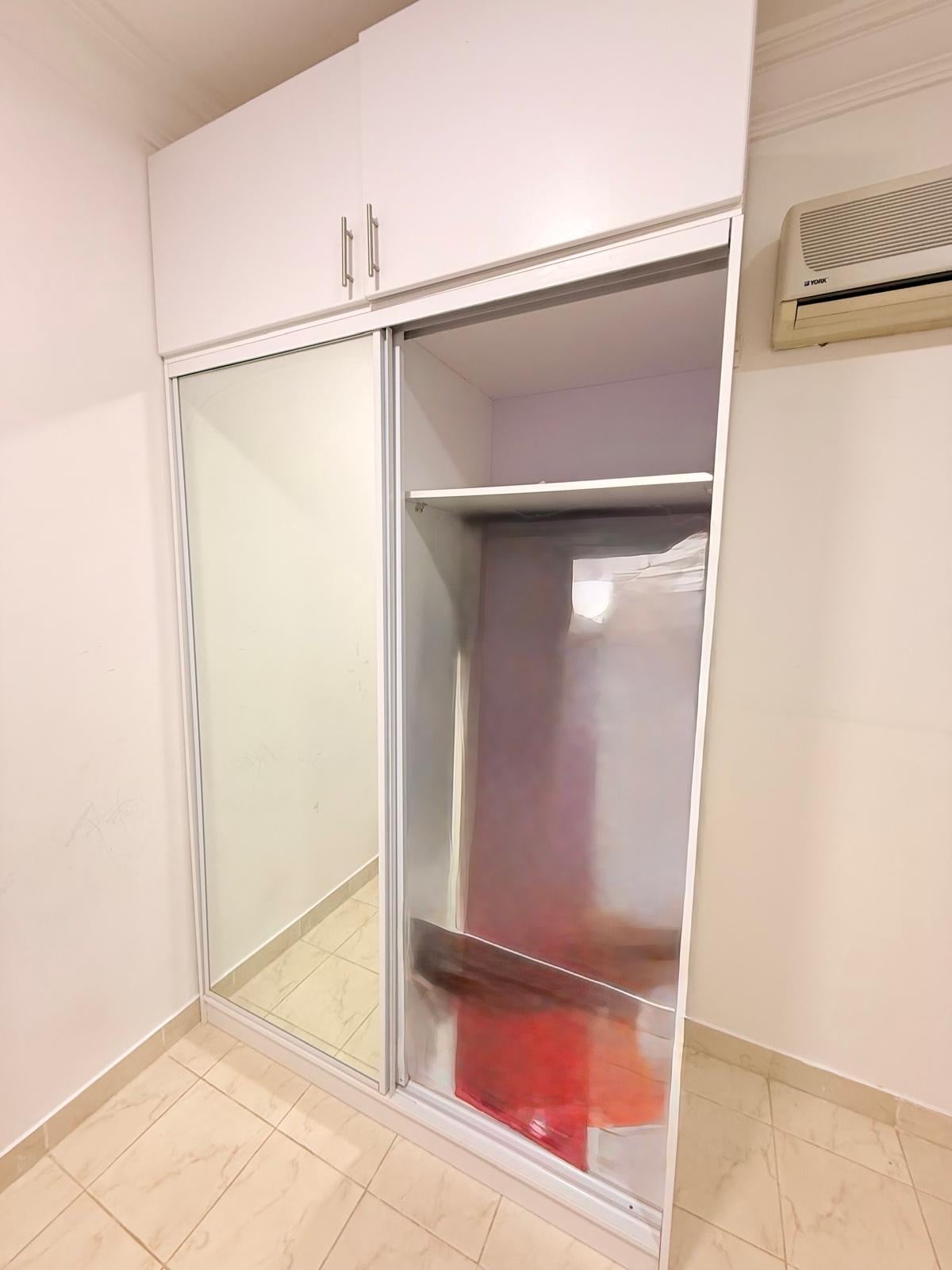 Wadrobe sliding door with storage hox - Image 3