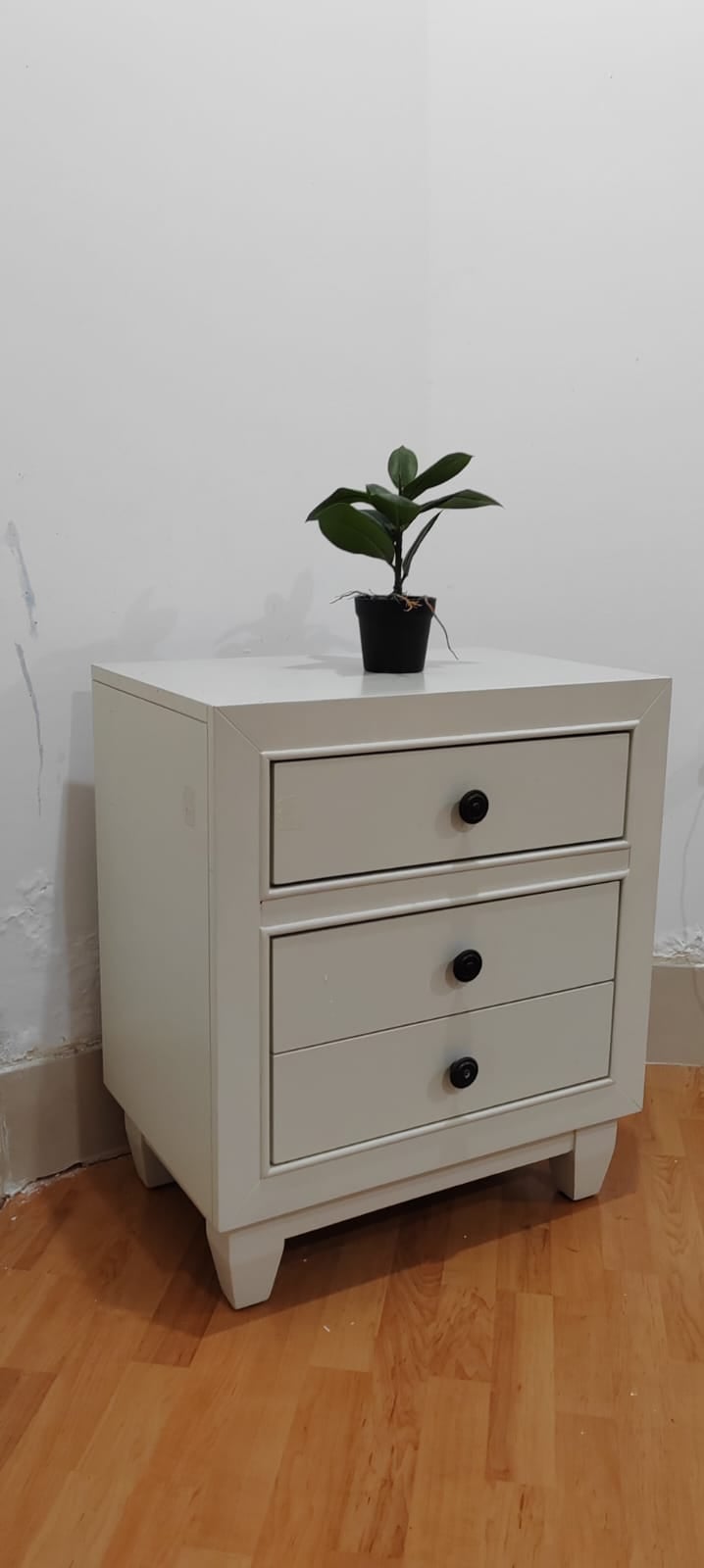 L shaped sofa set, Nikai TV 32 inch, side table white  - Image 3
