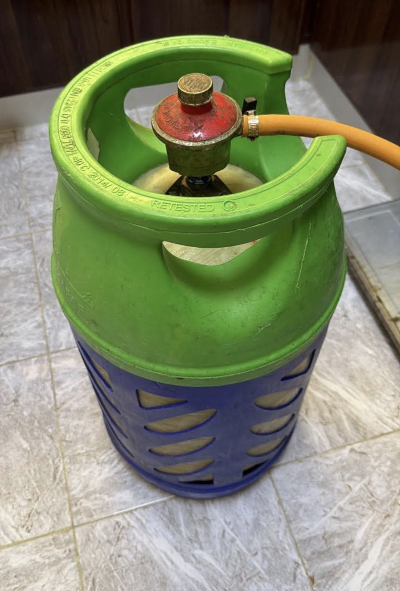Gas cylinder with regulator - Image 3