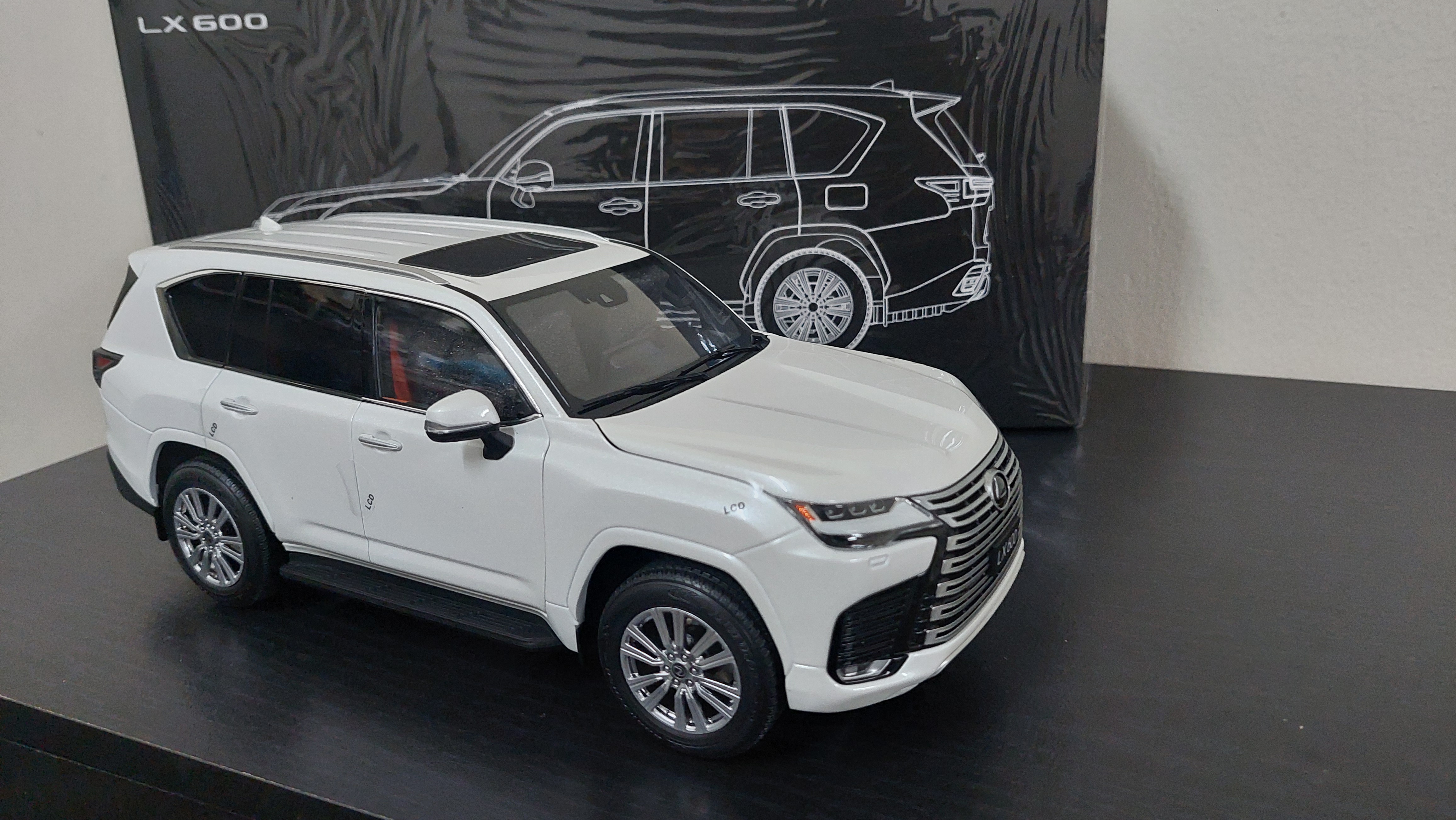 1:18 lexus lx600 model car  - Image 3