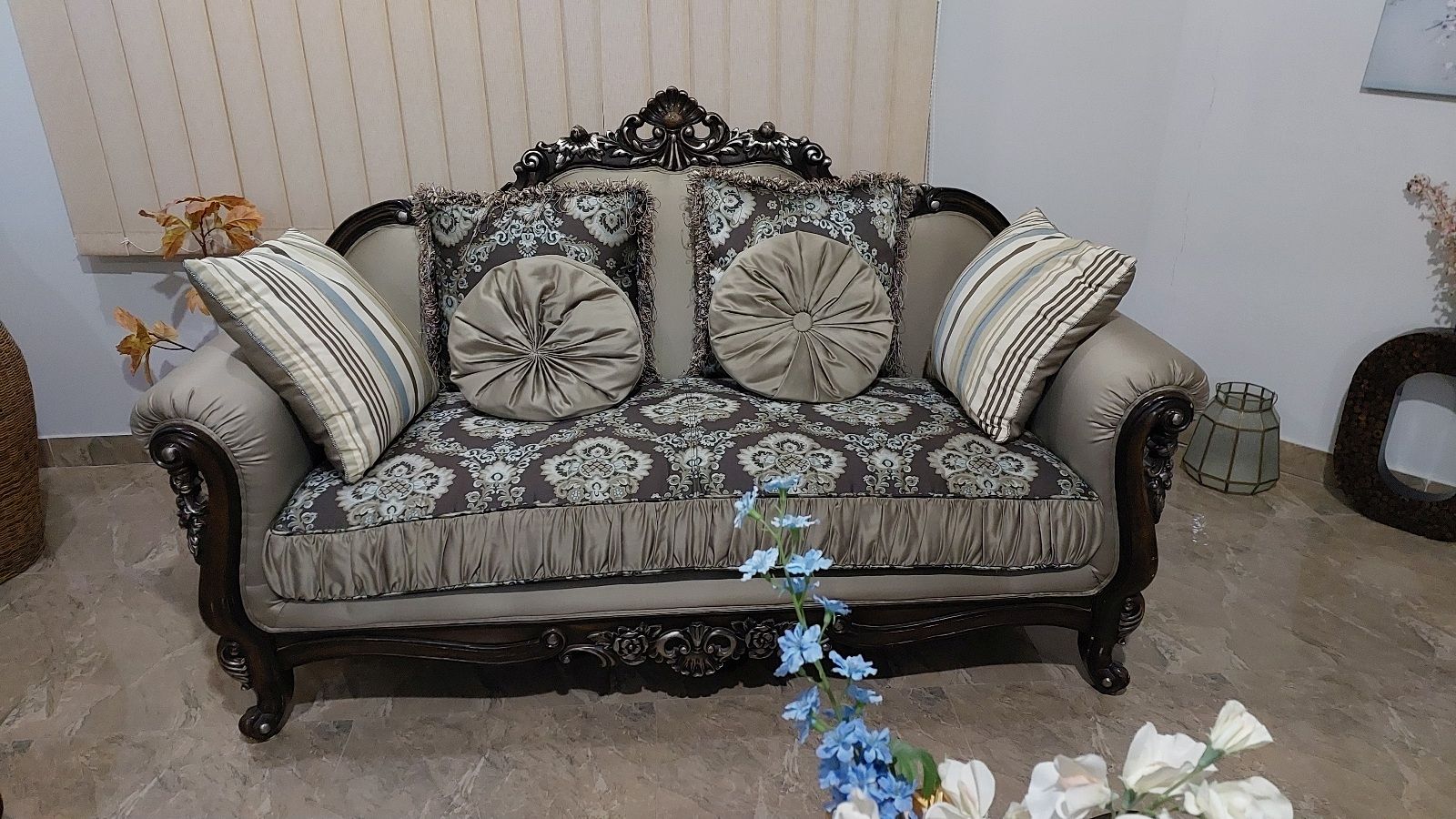 Stunning 7-Seater Sofa Set with Tables - Image 5