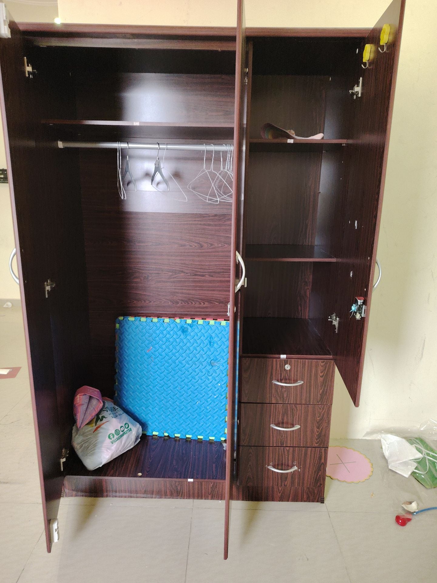 Wardrobe 3 doors in good condition like a new  - Image 3