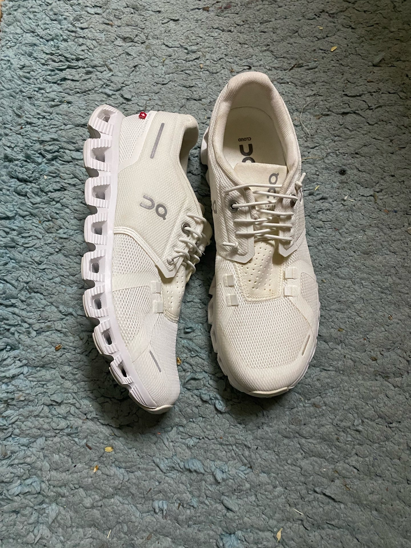 On Running Cloud 5 sneakers.  - Image 2