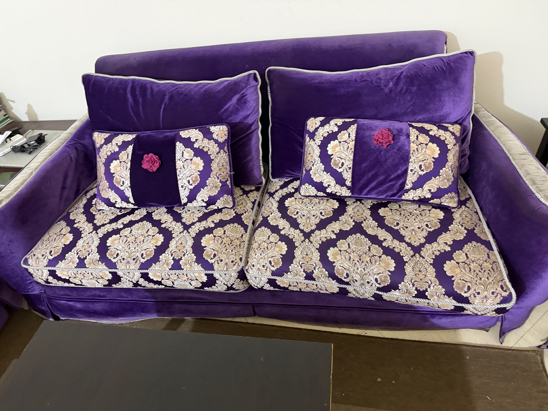 Sofa with centre table and side table - Image 4