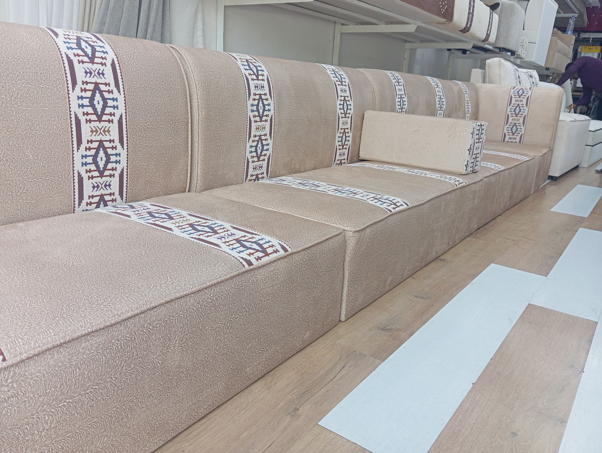 Majlis Sofa Set 10 metre only 2000 qar - Image 8