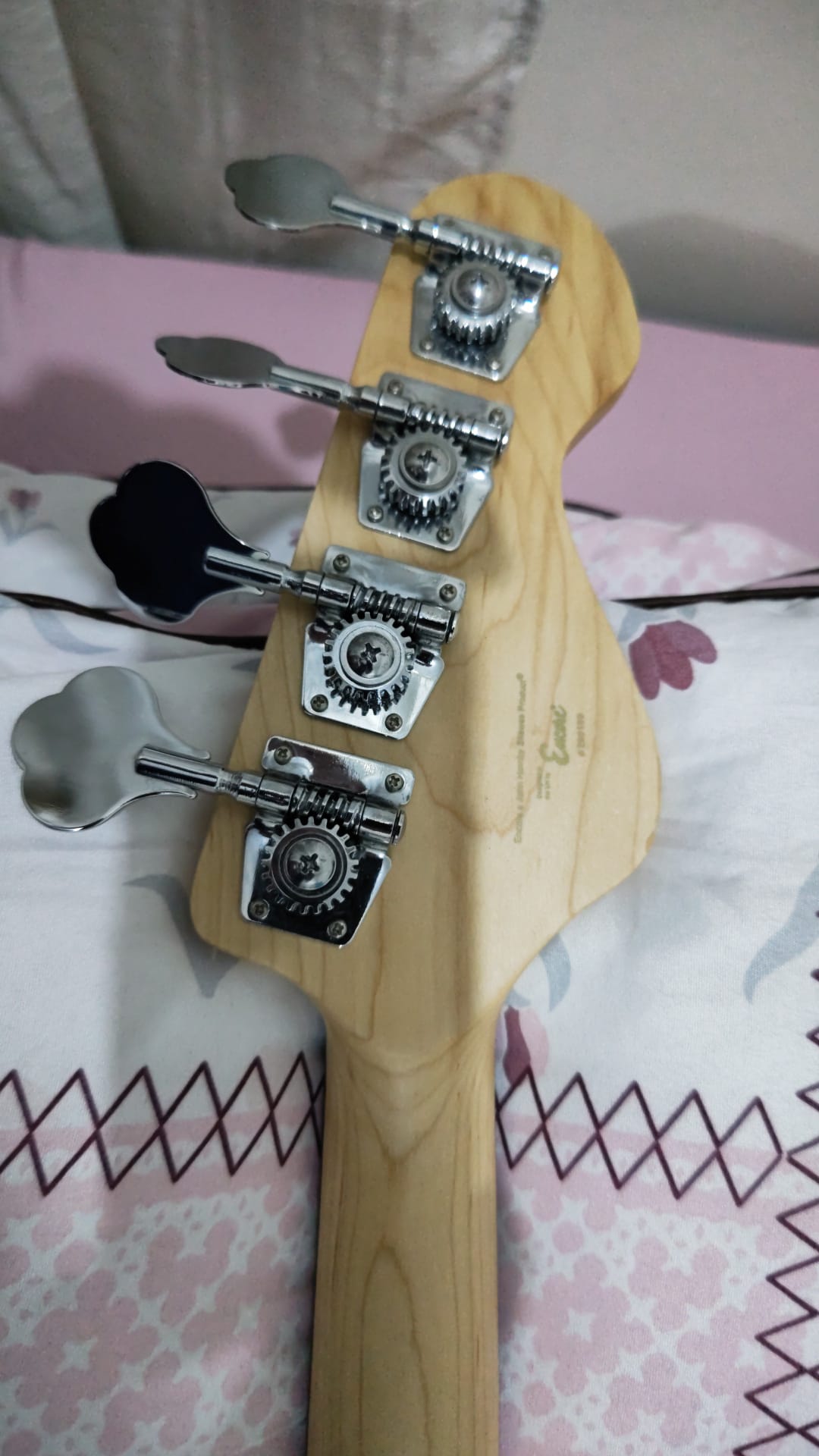 Left handed bass guitar brand new never been used with bag - Image 4