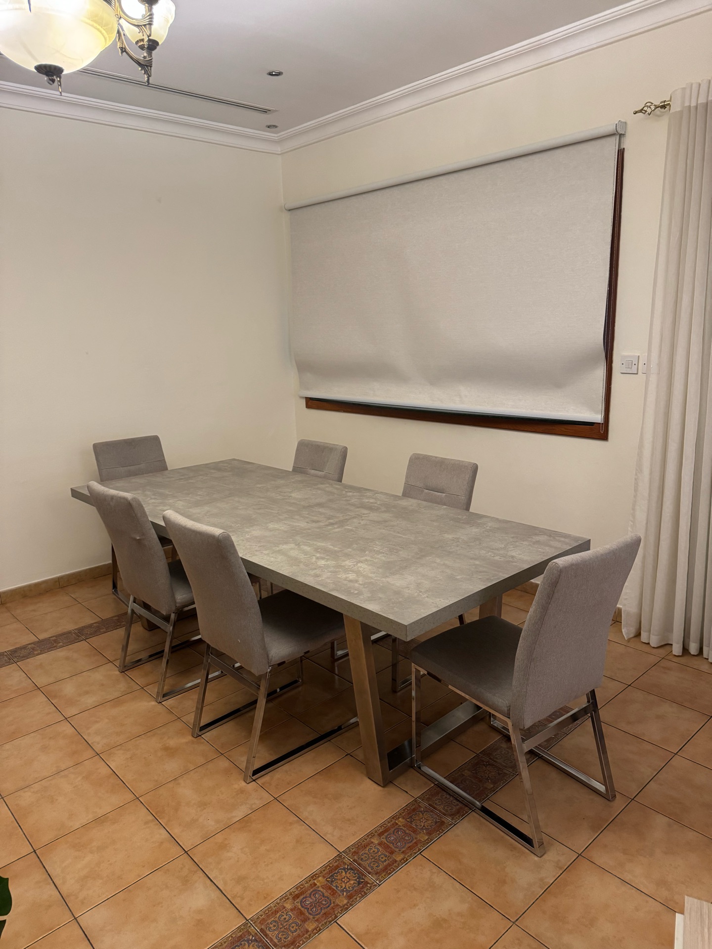 Dining table with 6 chairs - Image 1