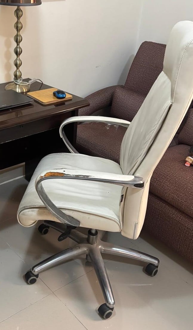 desk and chair - Image 3