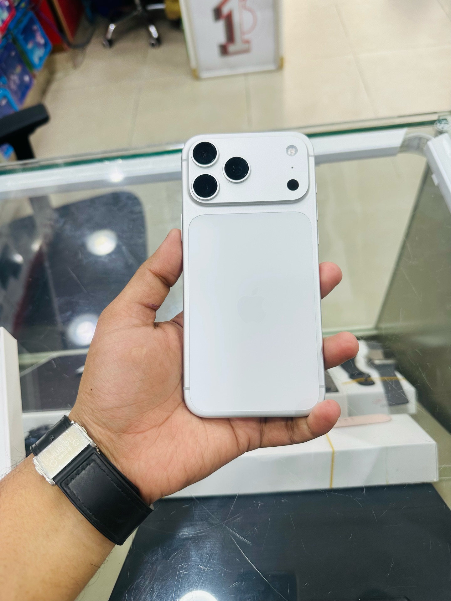 Used iphone 17 pro max 256 - Image 2