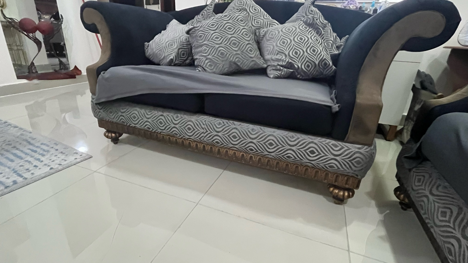 Sofas and Tables - Image 4